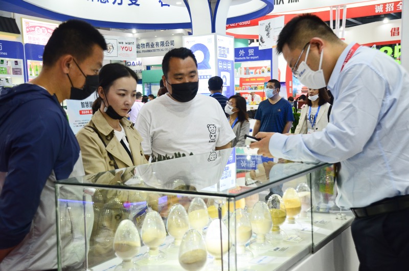 1621432370823053.jpg 參展人員駐足觀看樣品.jpg