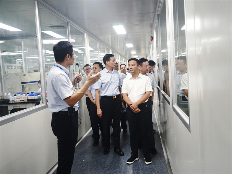 1629937222780747.jpg 2參觀研發中心.jpg