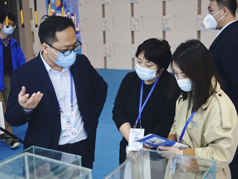 1634826352391012.jpg 參展人員駐足1.jpg