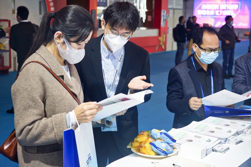 1634826375102403.jpg 參展人員駐足2.jpg