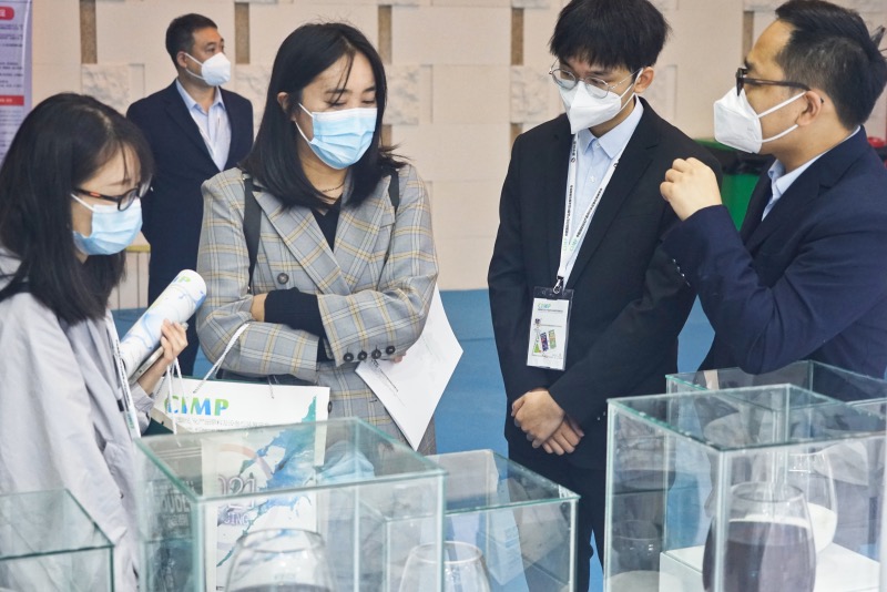 1634826386212684.jpg 參展人員駐足3.jpg